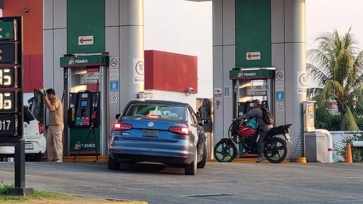 moto y auto en gasolinera